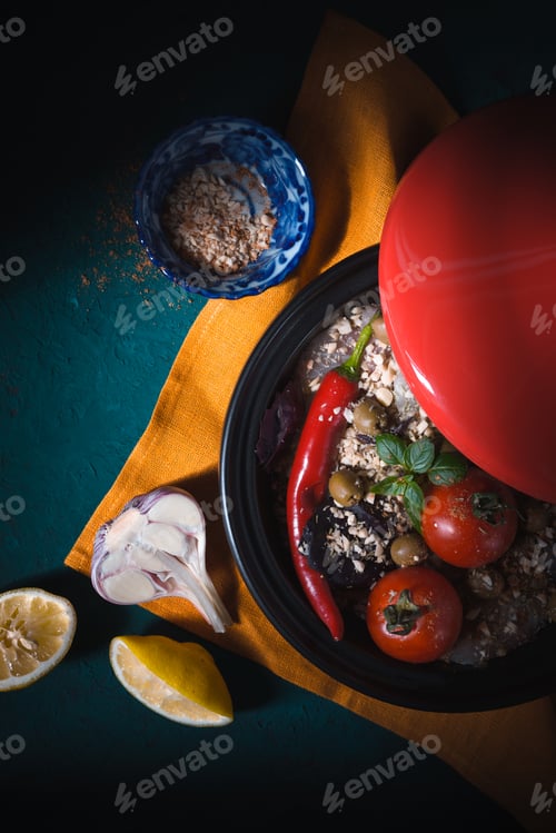 Preview: Tazhin with tilapia and vegetables on tablecloths