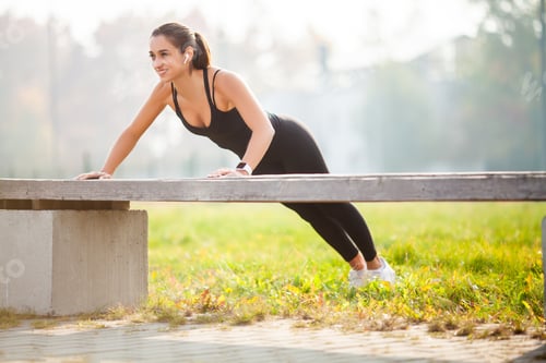 Preview: Portrait of beautiful sporty woman in sportswear doing push-ups