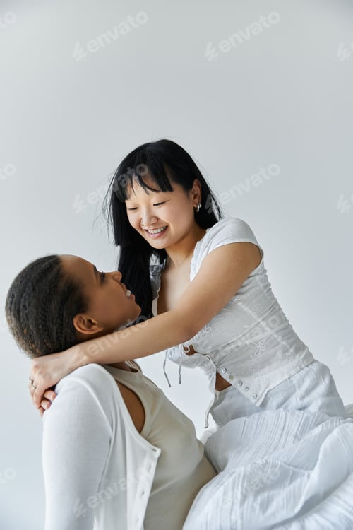 Preview: Tender embrace against white