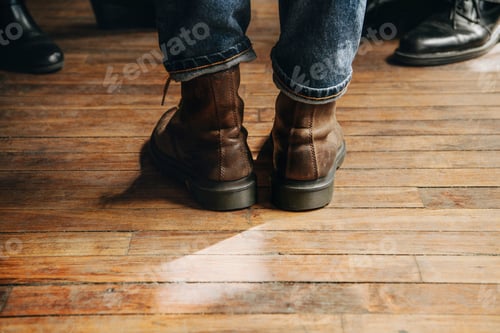 Preview: Man in a casual leather boots