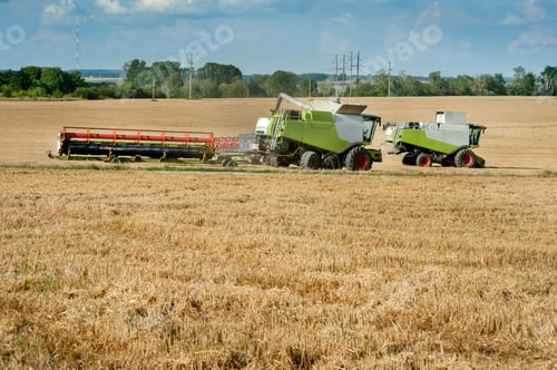Preview: combines with unhooked cutter in the form of a trailer, transports after harvesting, on stubble