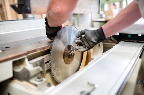 Preview: Carpenter in a workshop changing a saw blade
