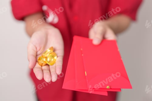 Visualização: Mulher segurando um envelope vermelho chinês