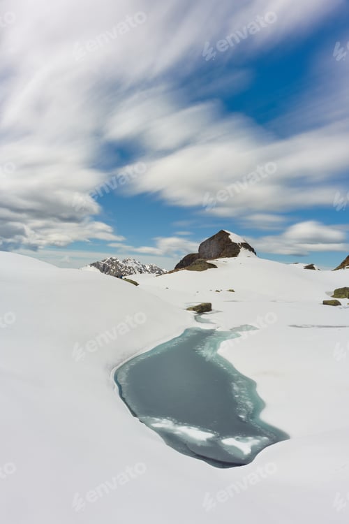 Vista previa: Pequeño lago de montaña