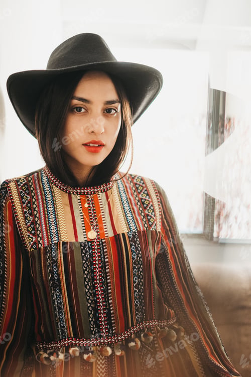 Preview: Confident?woman leaning on wall