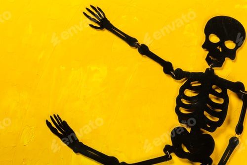 Preview: Halloween decorations on the table