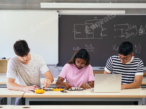 Preview: Multi-ethnic students in the technology classroom