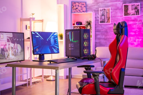 Preview: Empty room with a pc for online gaming