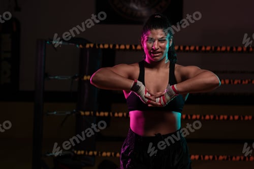 Visualização: boxeadora latina feminina com as mãos enfaixadas se exercitando em uma sessão de treinamento em uma academia jogando um