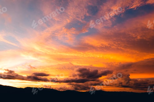 Vorschau: Malerischer Blick auf den Dramatisch Himmel bei Sonnenuntergang