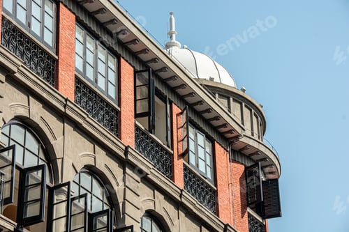 Preview: Close-up view of a historic building with a dome