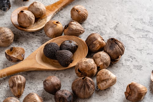 Preview: Fermented black garlic.