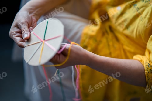 Preview: making bracelets from cardboard and colourful yarns