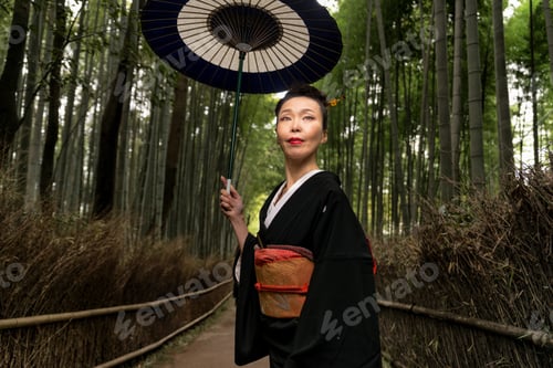 Preview: Japanese woman with kimono in Arashiyama bamboo forest