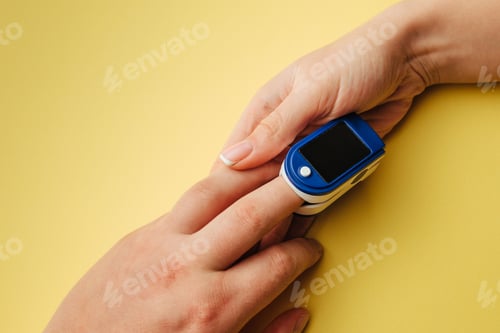 Preview: Diagnosis of coronavirus. The doctor measures the saturation of blood oxygen with a special device