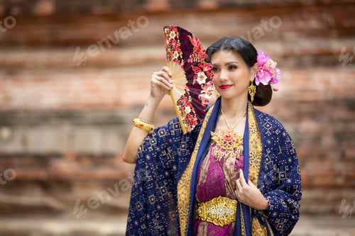 Preview: Tender Indian girl in saree