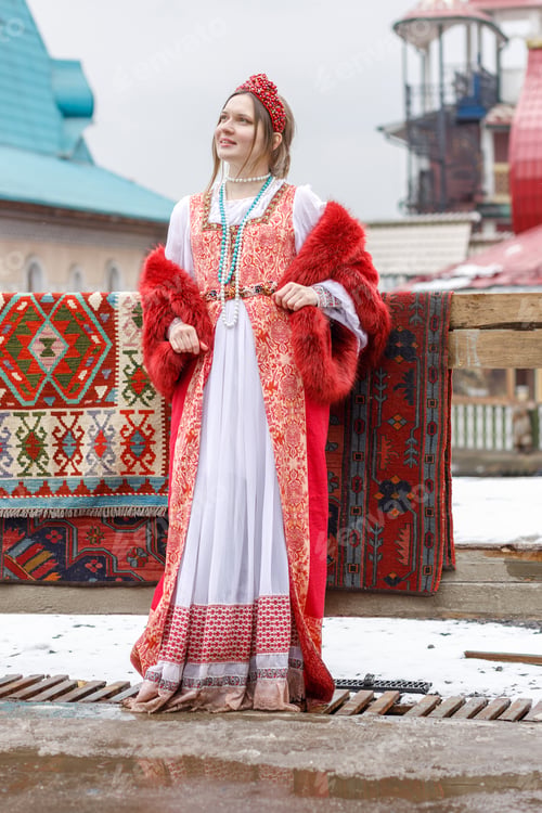 Vista previa: Beautiful Russian girl in red traditional Russian clothes on Maslenitsa. Festive farewell to winter