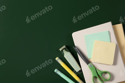 Visualização: Feliz dia do professor. Papelaria diferente sobre fundo verde, camada plana. Espaço para texto