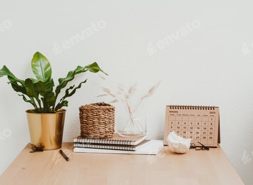 Visualização: Interior da sala de estar com mesa de madeira com decoração e acessórios