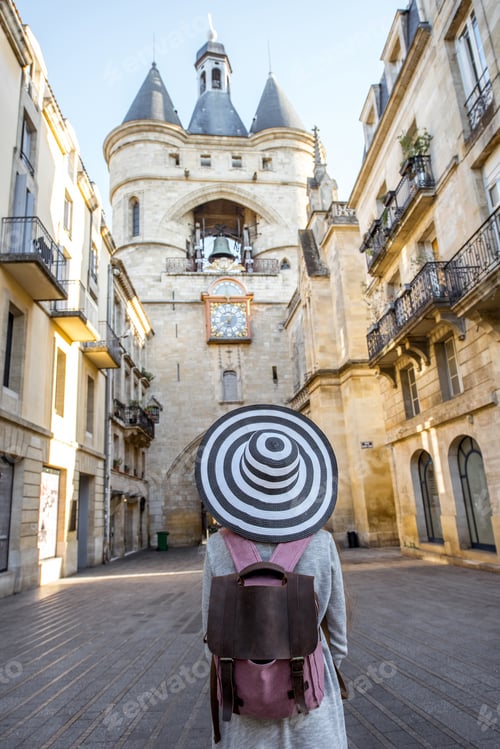 Preview: Woman traveling in Bordeaux city