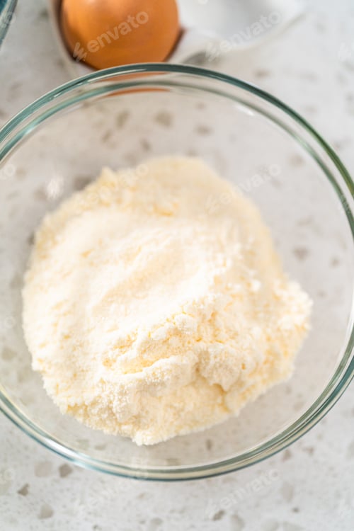 Preview: Simple vanilla bundt cake from box cake