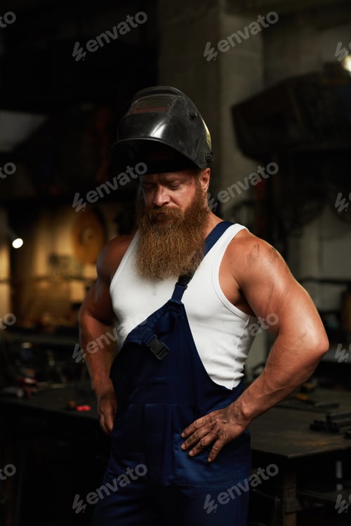 Preview: Dirty welder in mask