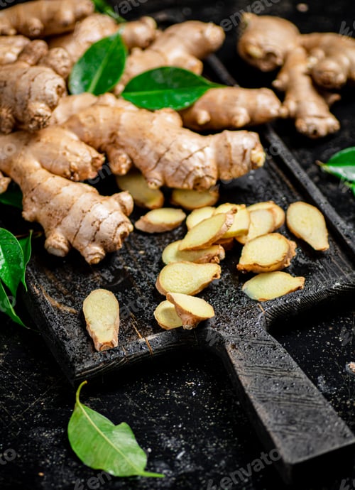 Preview: Whole and chopped ginger on a cutting board.