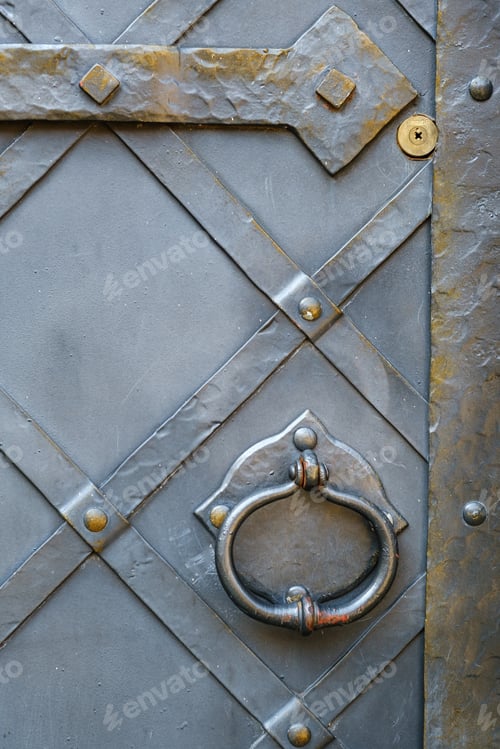 Preview: Old metal door handle on the old door
