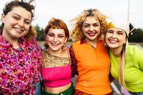 Visualização: Meninas felizes sorrindo na frente da câmera ao ar livre