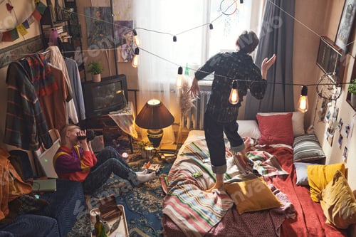 Preview: Couple arranging a photo shoot at home