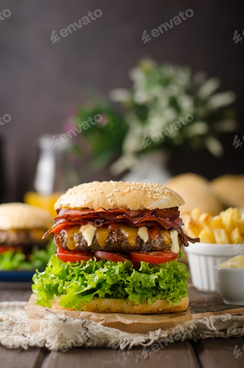 Preview: Homemade bacon burger with lettuce and cheddar