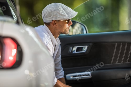 Preview: Young Driver in Stylish Beret