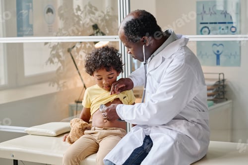 Preview: Doctor listening to heartbeat of patient