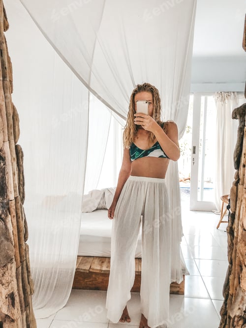 Preview: Woman taking selfie in the mirror