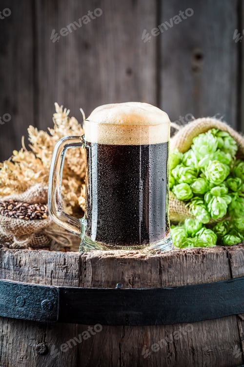 Preview: Pint of fresh dark beer with ingredients