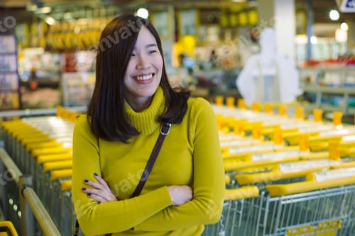 Preview: Asian woman smiling in supermarket