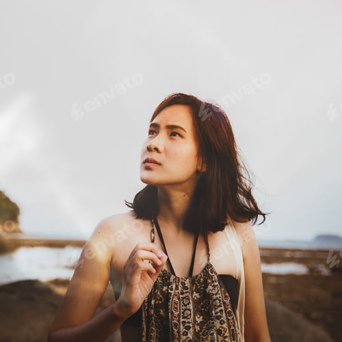 Preview: Young woman in casual style fashion Standing on the beach