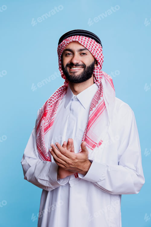 Preview: Smiling muslim man applauding