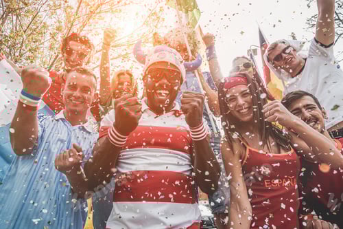 Visualização: Torcedores multinacionais de futebol comemorando o início da competição mundial