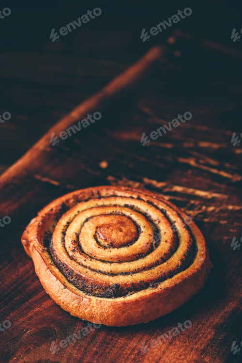 Preview: Sweet roll with poppy seeds