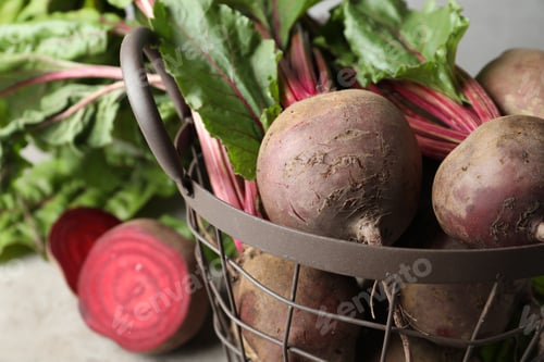 Preview: Fresh red beets with leaves in basket, closeup