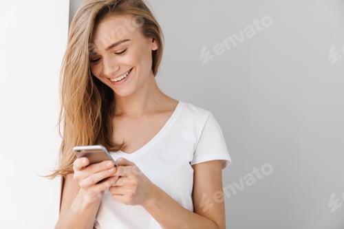 Vista previa: Foto de hermosa mujer alegre usando el teléfono celular y sonriendo