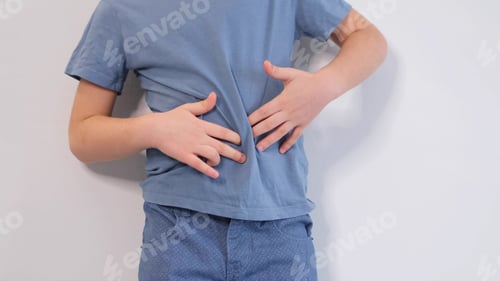 Visualização: garotinho sente dor abdominal. Conceito de medicação e saúde do bebê. Dor de estômago