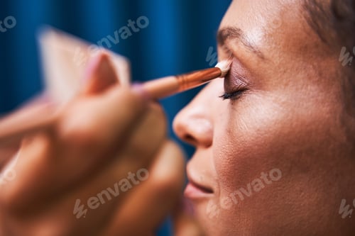 Preview: Close up of makeup artist touching eye shadows