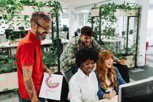 Vista previa: Un alegre equipo interracial que resuelve problemas con el papeleo en la oficina.