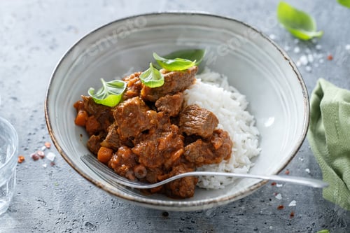 Preview: Healthy bowl with beef, rice and vegetables