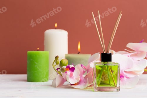 Vista previa: Decoración relajante para el hogar con velas aromáticas y elementos florales para un ambiente relajante