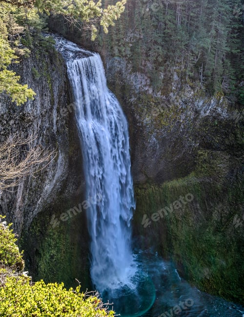 Preview: Stunning Salt Creek Falls cascades gracefully down a rocky cliff face. Oregon, USA