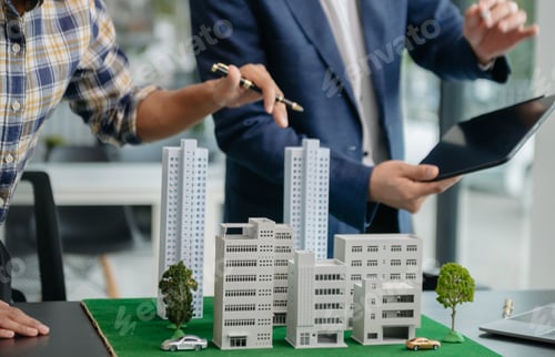 Preview: balancing the property sector The real estate agent is explaining the house style to see the house