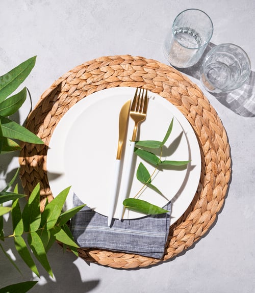 Preview: Festive table setting with white plates and glasses for a spring celebration